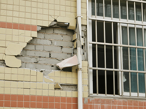 1768372775145070.jpg 2025-07-09-7504-个别墙砖脱落.jpg